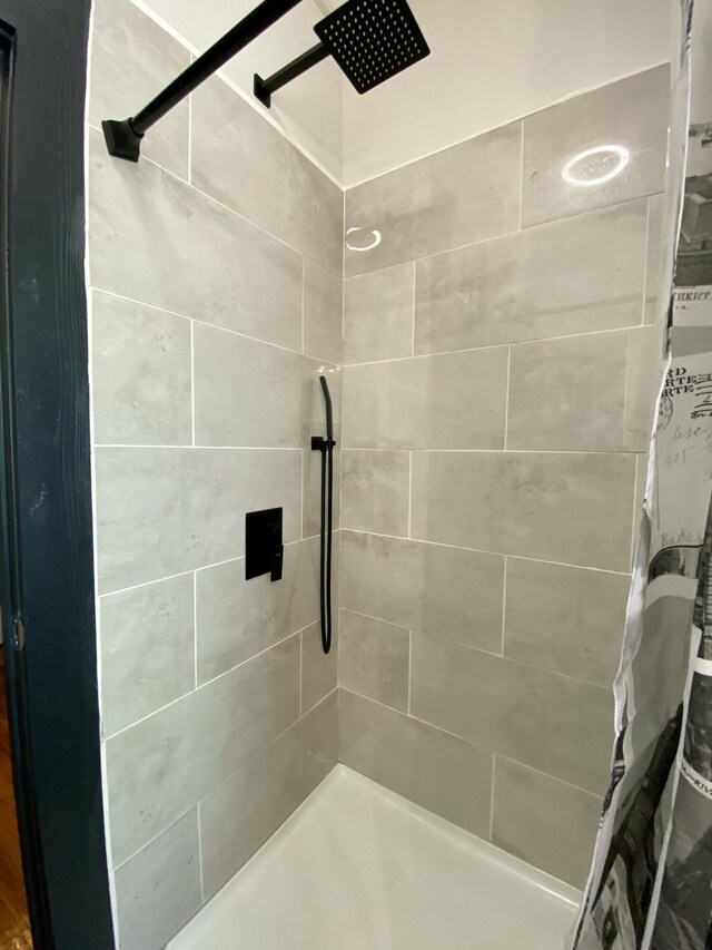 full bathroom featuring tiled shower