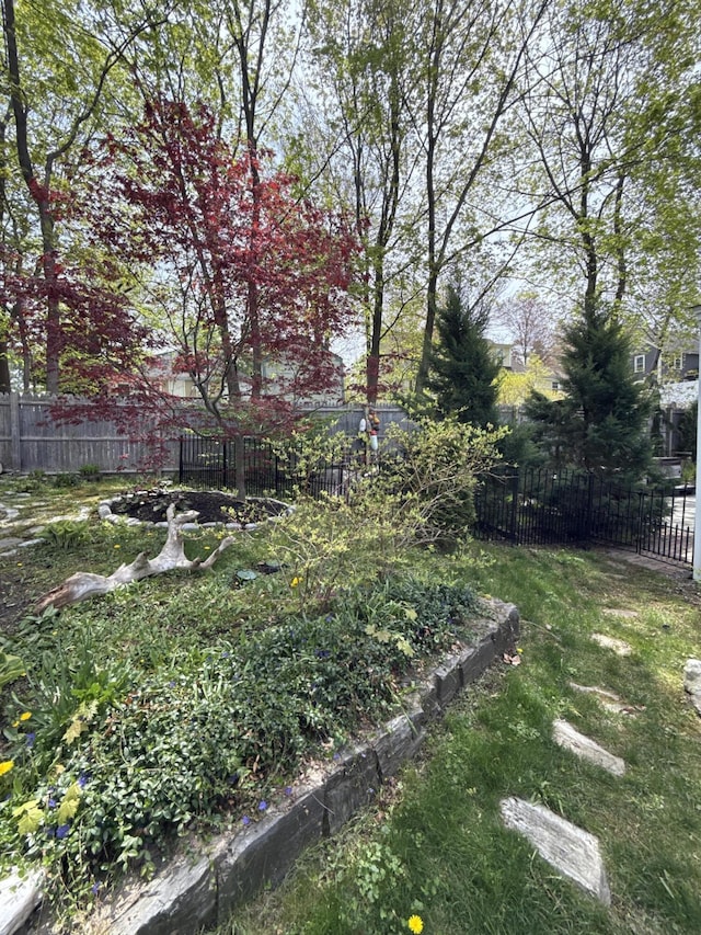 28 Stone Dr, Cape Elizabeth, ME 04107 - view of yard with fence