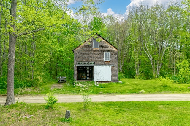 6 Bluebird Way, Kennebunk, ME 04043 - view of front of property featuring a front yard, an outdoor structure, dirt driveway, and a barn