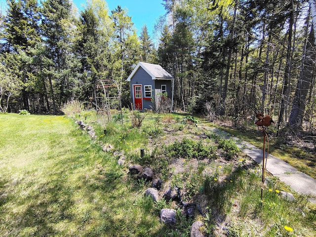view of grassy yard featuring an outbuilding