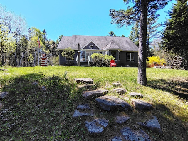 view of front of home featuring a front lawn
