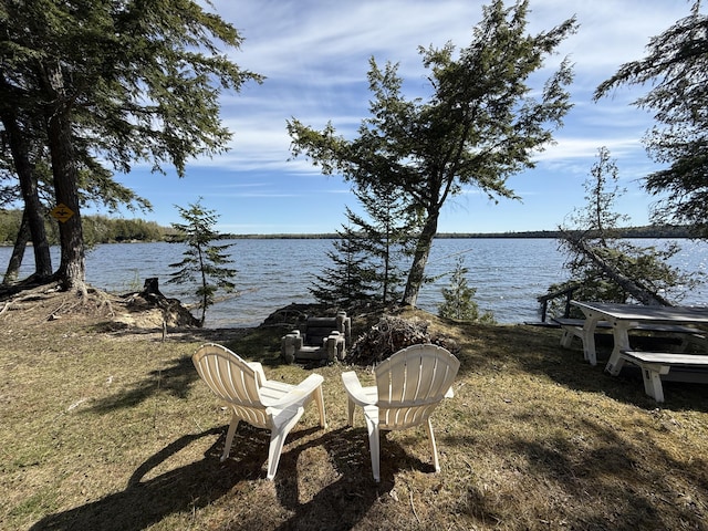 view of yard featuring a water view