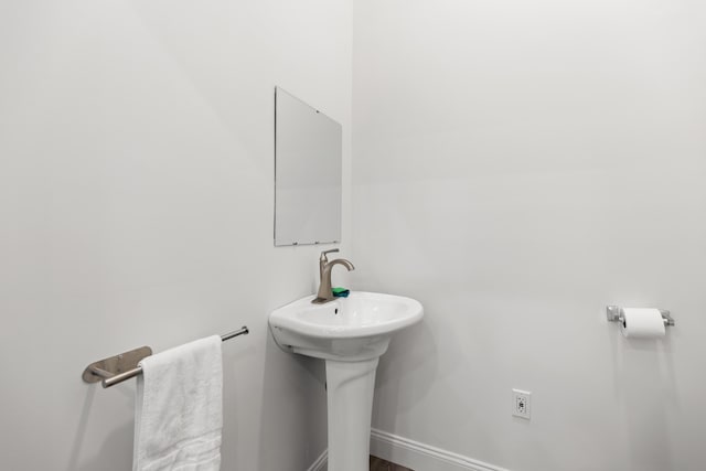 5 Zakelo Island Rd, Harrison, ME 04040 - bathroom featuring baseboards