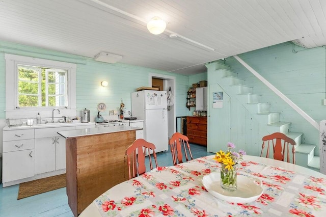 13 Bustins Is, Freeport, ME 04032 - dining space featuring stairs