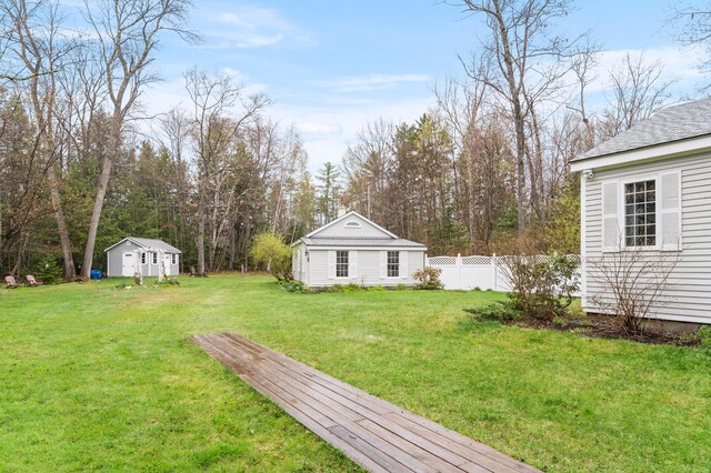 view of yard with an outdoor structure