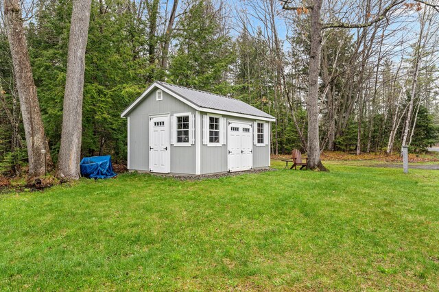 view of outdoor structure featuring an outbuilding