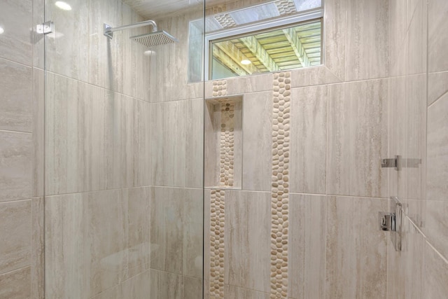 bathroom featuring a tile shower