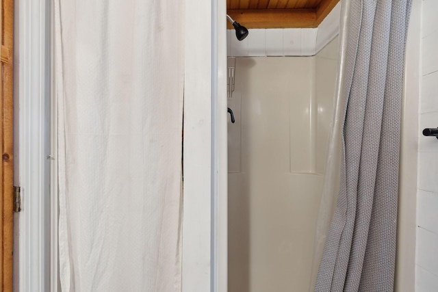 full bath featuring curtained shower
