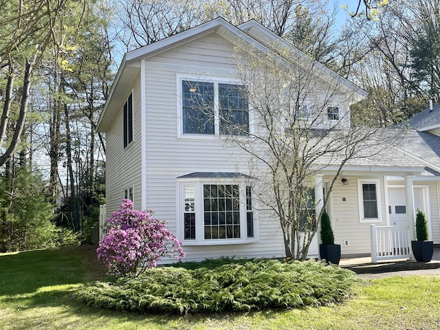 view of front of house with a front lawn