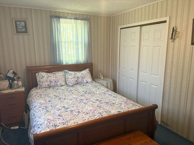 863 Sturtevant Hill Rd, Winthrop, ME 04364 - bedroom featuring crown molding, a closet, wallpapered walls, and a textured ceiling