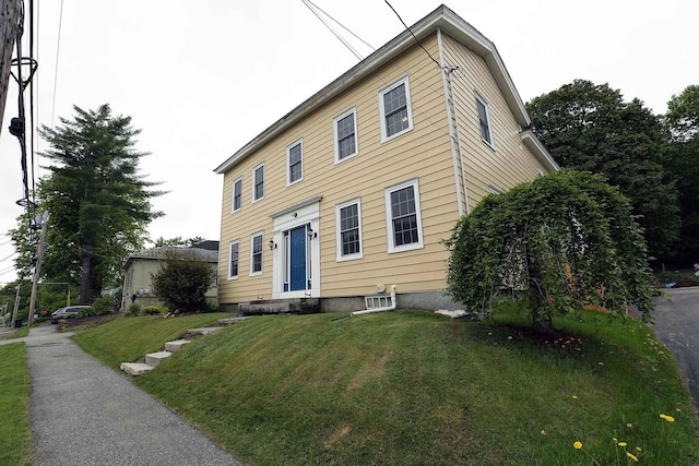 7 Middle St, Hallowell, ME 04347 - colonial-style house with a front lawn