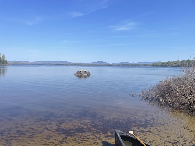 water view featuring a mountainous background