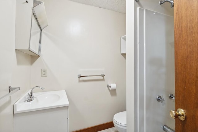 full bathroom featuring vanity, toilet, and baseboards