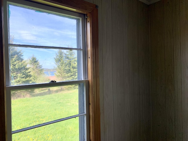 11 Brewster Rd, Eastport, ME 04631 - detailed view of wood walls
