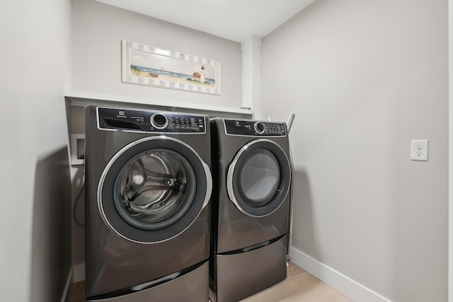 6 Roberts Ln, Kennebunkport, ME 04046 - laundry area with washer and dryer, baseboards, and wood finished floors