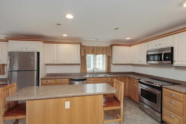 359 Beech Plains Rd, Buxton, ME 04093 - kitchen featuring appliances with stainless steel finishes, a breakfast bar area, a sink, a kitchen island, and recessed lighting