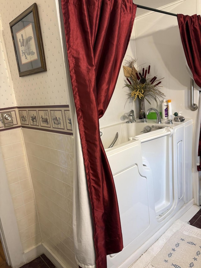 1233 State Route 32, Bristol, ME 04564 - full bath with wallpapered walls and a tub
