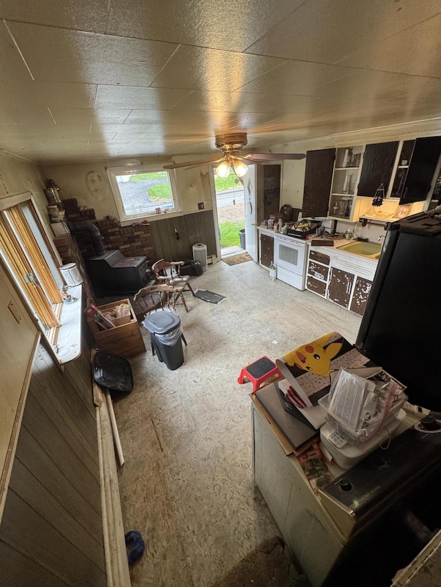 living area featuring ceiling fan