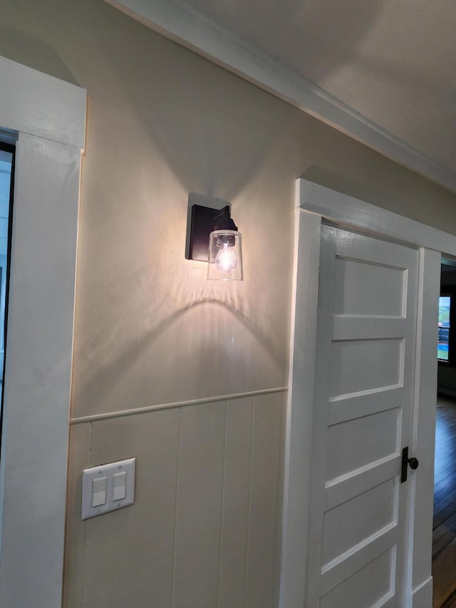 76 Somerset St, Millinocket, ME 04462 - detailed view of a decorative wall