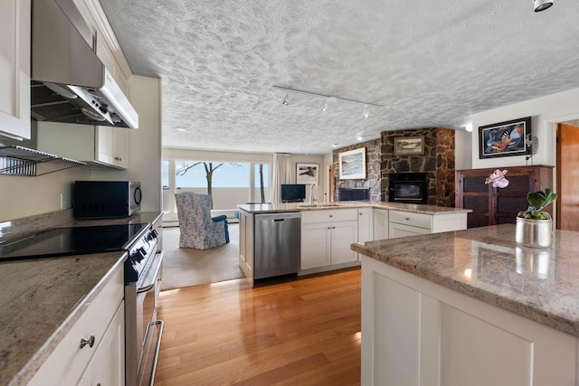 21 Ledge Rd, Cumberland, ME 04110 - kitchen featuring stainless steel appliances, ventilation hood, light wood-style flooring, white cabinetry, and a textured ceiling
