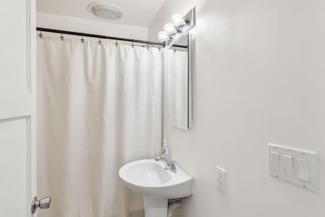 520 Lincoln St, Lewiston, ME 04240 - full bath featuring a sink and a shower with curtain