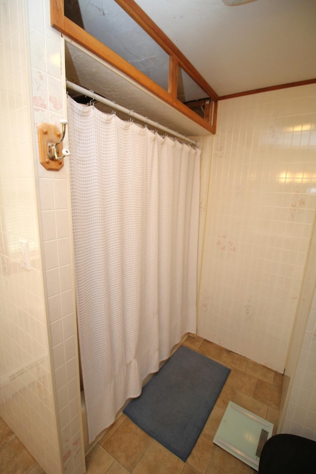 bathroom featuring curtained shower