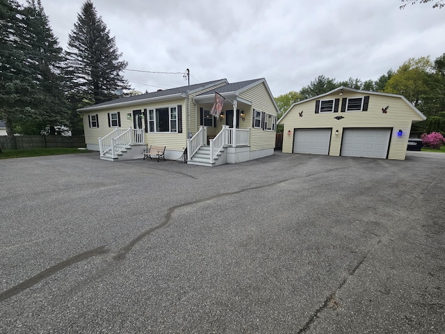 view of front facade featuring an outdoor structure and a detached garage