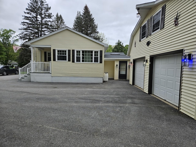 view of front facade featuring driveway and an attached garage