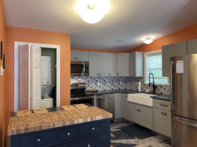 412 Post Rd Unit 253, Wells, ME 04090 - kitchen with appliances with stainless steel finishes, a sink, and decorative backsplash