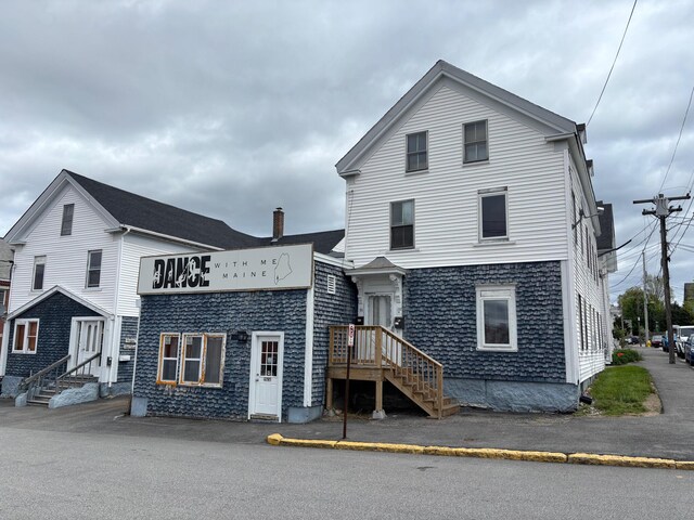 39 Foss St, Biddeford, ME 04005 - view of front facade featuring entry steps