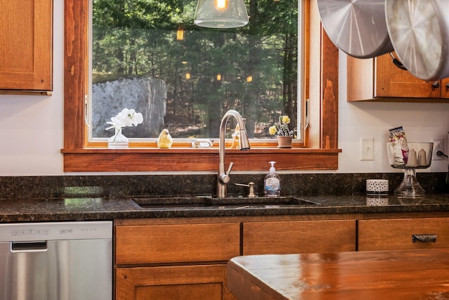 36 Sunset Dr, Saint Albans, ME 04971 - bar featuring stainless steel dishwasher and a sink