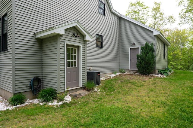 14 Winter Hills Ln, Ogunquit, ME 03907 - back of house with cooling unit and a lawn