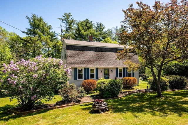 6 Sand Pond Rd, North Berwick, ME 03906 - dutch colonial featuring a gambrel roof, a front yard, and roof with shingles