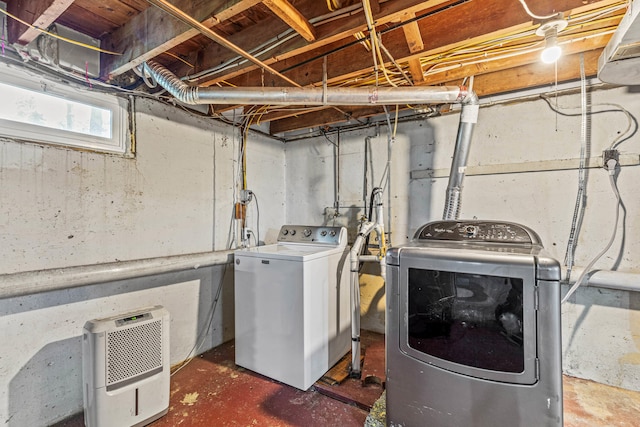 4 Hillside Ave, Biddeford, ME 04005 - laundry room featuring washing machine and clothes dryer