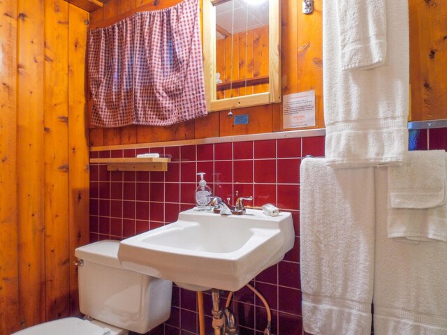 103 Taylor Woods Rd, Belgrade, ME 04917 - half bathroom with tile walls