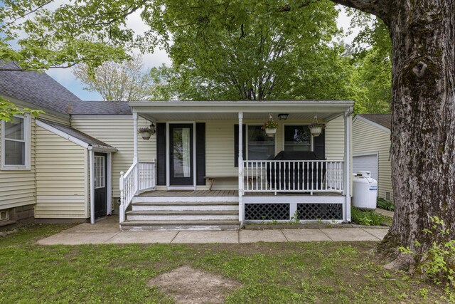 52 Pleasant St, North Berwick, ME 03906 - split level home featuring covered porch, a front yard, and a shingled roof