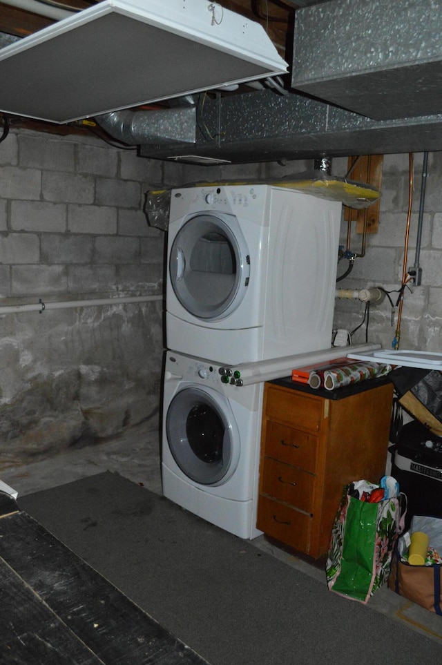 162 30th St, Shapleigh, ME 04076 - laundry area featuring stacked washer and clothes dryer