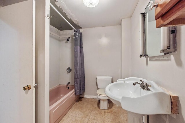 95 Riverview Dr, Gardiner, ME 04345 - full bath with toilet, shower / tub combo with curtain, baseboards, and tile patterned flooring