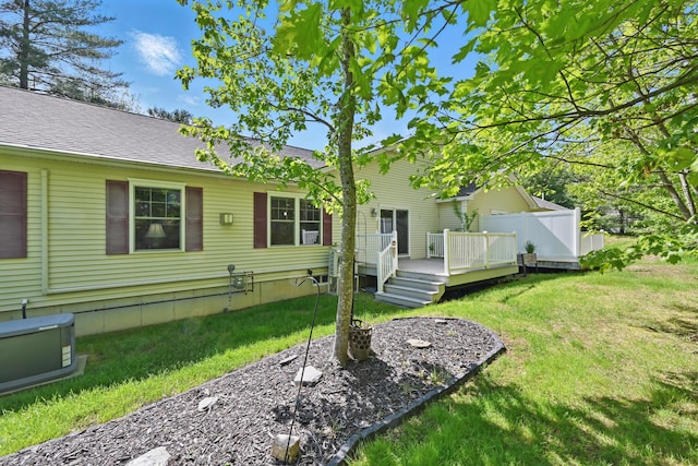 40 Camden Ct Unit 40, Bangor, ME 04401 - view of front of property featuring a front yard, a deck, and roof with shingles