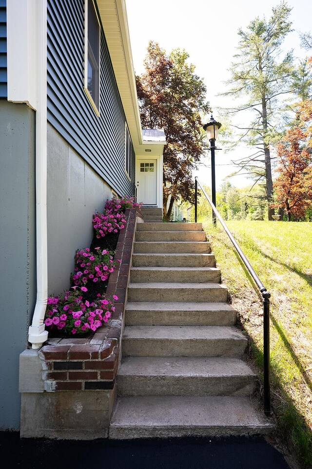 74 Hebron Rd, Paris, ME 04281 - view of staircase