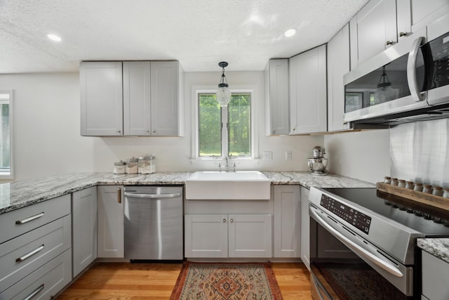 3 Wilson Ln, Saco, ME 04072 - kitchen with stainless steel appliances, a sink, gray cabinets, a textured ceiling, and light wood-style flooring