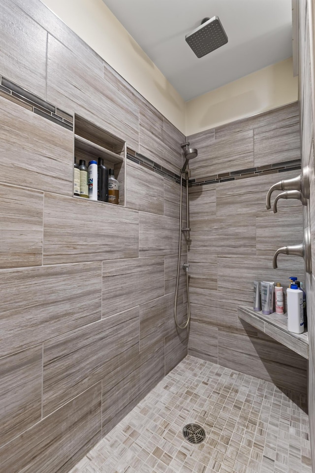 8 Macintosh Ln, Lewiston, ME 04240 - bathroom with tiled shower