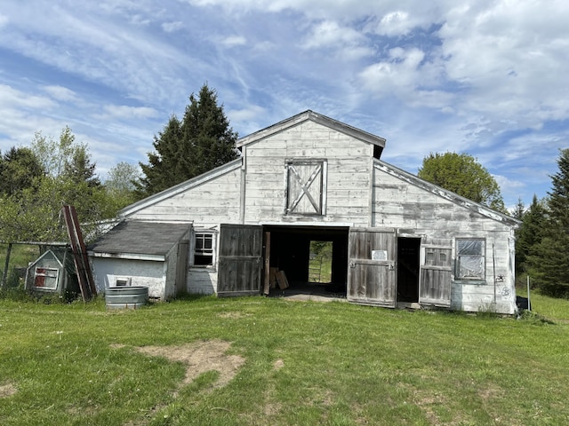 25 Raccoon Rd, Cushing, ME 04563 - view of front of house featuring a barn, a front lawn, and an outbuilding