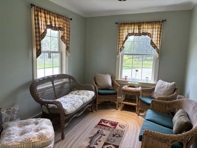 25 Raccoon Rd, Cushing, ME 04563 - sitting room with crown molding