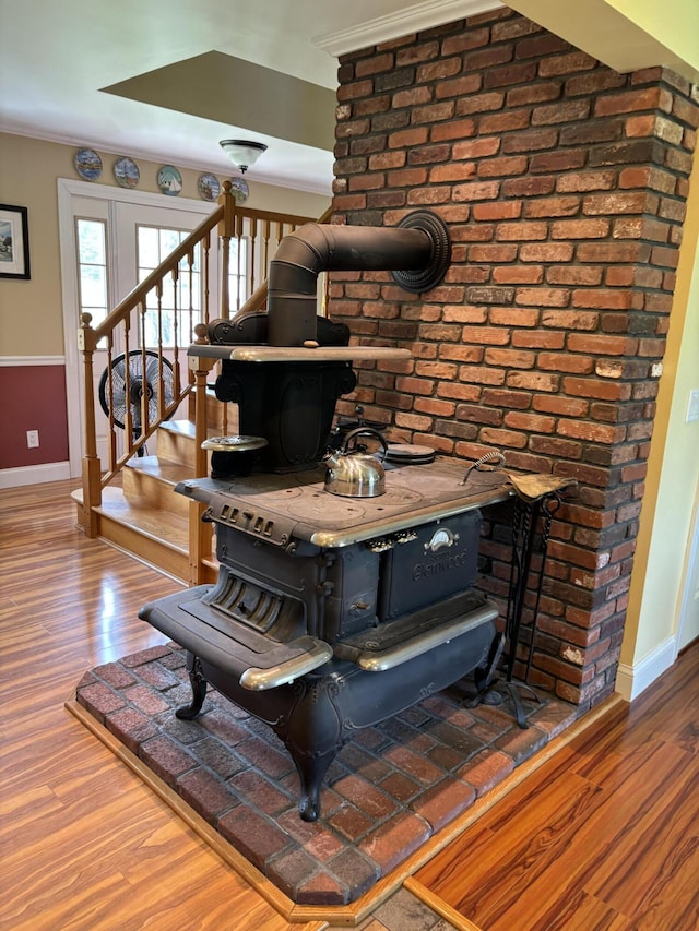 25 Raccoon Rd, Cushing, ME 04563 - detailed view of wood finished floors and ornamental molding