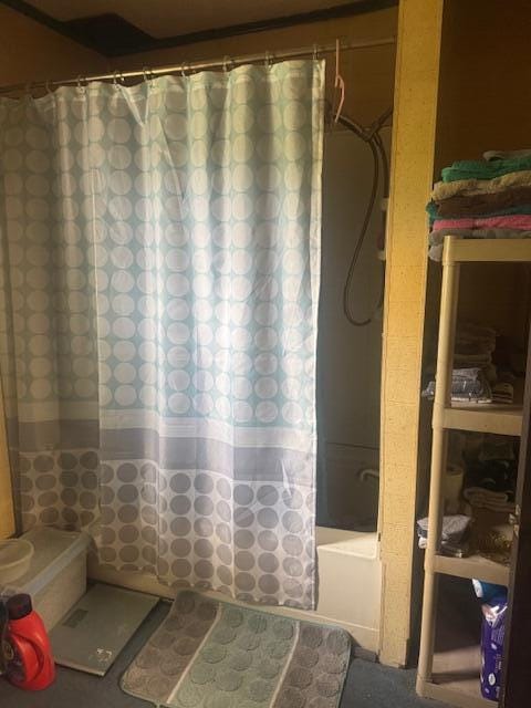 179 Raymond St, Pittsfield, ME 04967 - bathroom featuring shower / tub combo