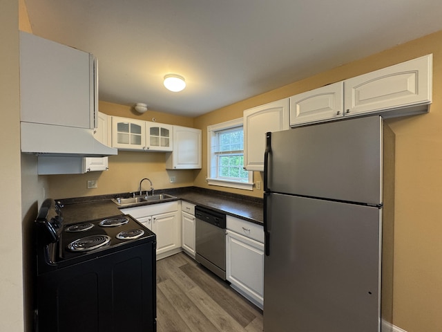 541 Kenduskeag Ave Unit A1, Bangor, ME 04401 - kitchen featuring stainless steel appliances, a sink, dark countertops, white cabinetry, and wood finished floors