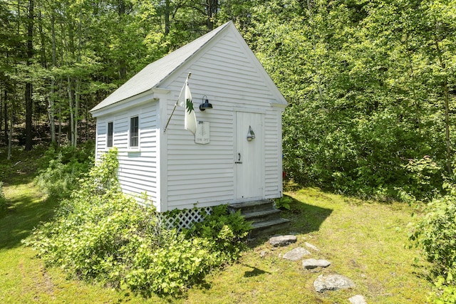 37 Walker Rd, Boothbay, ME 04537 - view of outdoor structure featuring entry steps and a forest view