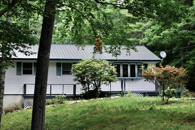16 Evergreen Estates Rd, Nobleboro, ME 04555 - view of front of property featuring a metal roof and a front yard