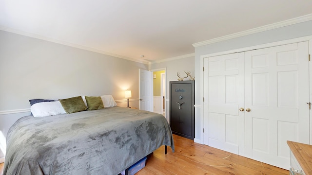 471 Owls Nest Rd, Shapleigh, ME 04076 - bedroom featuring light wood finished floors, crown molding, and a closet